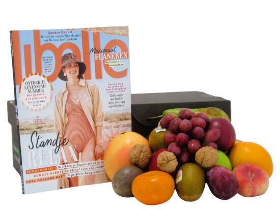 Luxe cadeaupakket met een gevarieerde fruitmand, walnoten en het tijdschrift Libelle