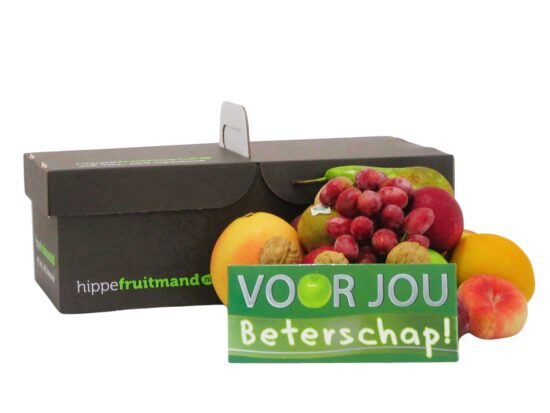 Een gevulde kleine beterschap fruitmand van Hippefruitmand.nl met vers, handgeplukt fruit en een luxe reep chocolade.