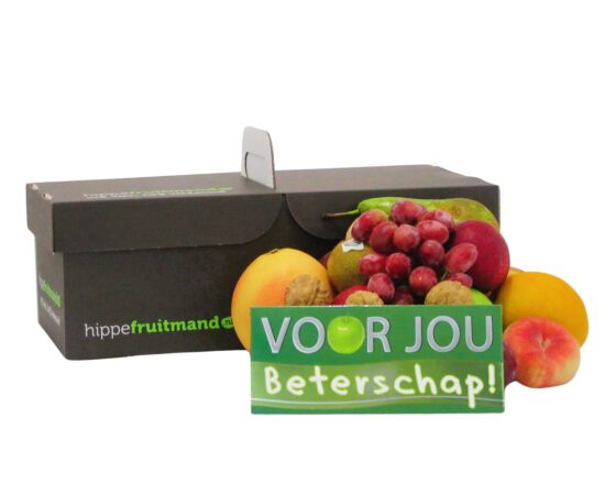 Een gevulde kleine beterschap fruitmand van Hippefruitmand.nl met vers, handgeplukt fruit en een luxe reep chocolade.