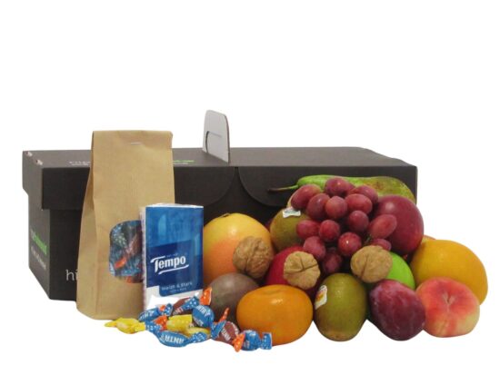 fruitmand Drop Small van Hippefruitmand.nl gevuld met vers fruit zakdoekjes en anta flu snoepjes