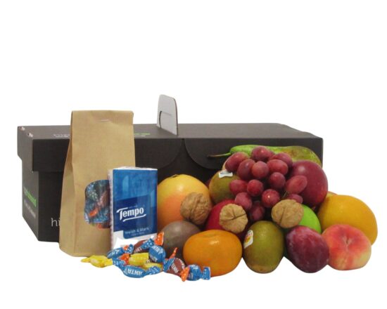 fruitmand Drop Small van Hippefruitmand.nl gevuld met vers fruit zakdoekjes en anta flu snoepjes