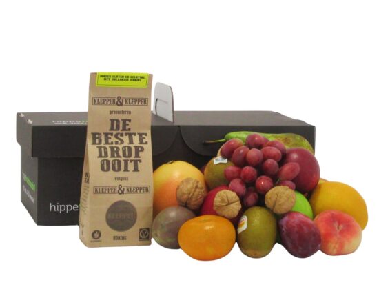Duurzame kartonnen fruitmand Drop Small van Hippefruitmand.nl gevuld met vers fruit en een zak Klepper en Klepper honingdrop.
