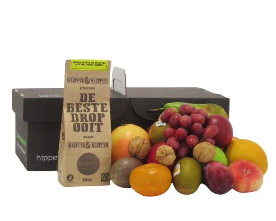 Duurzame kartonnen fruitmand Drop Small van Hippefruitmand.nl gevuld met vers fruit en een zak Klepper en Klepper honingdrop.