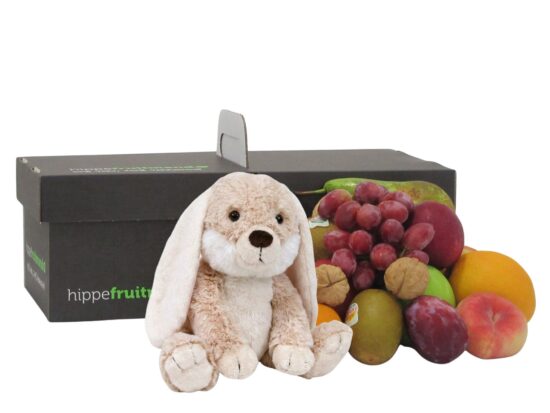 Cadeaupakket met een zachte pluche knuffelkonijn, een verse fruitmand en een zwarte geschenkdoos van Hippefruitmand.nl.