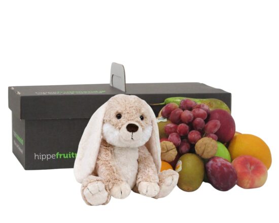 Cadeaupakket met een zachte pluche knuffelkonijn, een verse fruitmand en een zwarte geschenkdoos van Hippefruitmand.nl.
