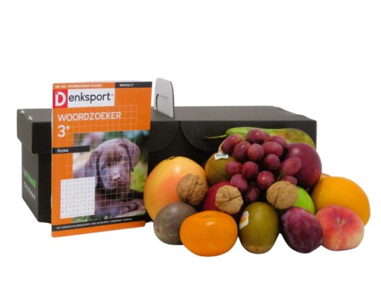 Cadeaupakket met een verse fruitmand, walnoten en een Denksport Woordzoeker pocketboek