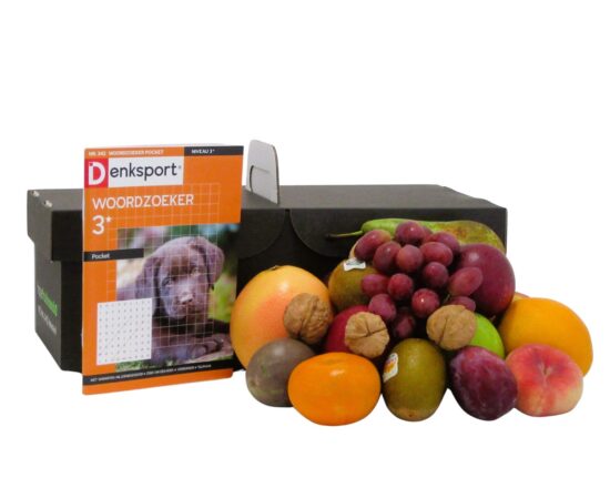 Cadeaupakket met een verse fruitmand, walnoten en een Denksport Woordzoeker pocketboek