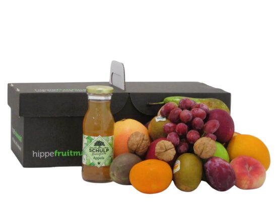 Compacte fruitmand van Hippefruitmand.nl gevuld met gevarieerd vers fruit en een glazen flesje biologische appelsap van Schulp.