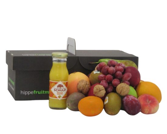 fruitmand gevuld met kleurrijk vers fruit en een glazen flesje Schulp sinaasappelsap van Hippefruitmand.nl.