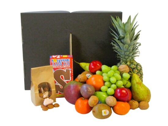 Fruitmand gevuld met vers fruit en een Chocolade letter van Tony chocolonely en een zakje strooigoed