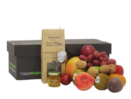 fruitmand gevuld met Fruit van het seizoenthee en honing