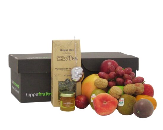 fruitmand gevuld met Fruit van het seizoenthee en honing