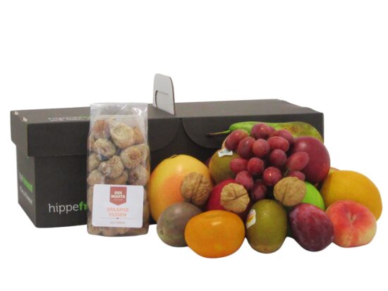 Een kleine fruitmand (maat Small) gevuld met gedroogde vijgen en ander handgeplukt fruit van Hippefruitmand.nl.