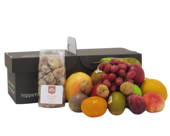 Een kleine fruitmand (maat Small) gevuld met gedroogde vijgen en ander handgeplukt fruit van Hippefruitmand.nl.