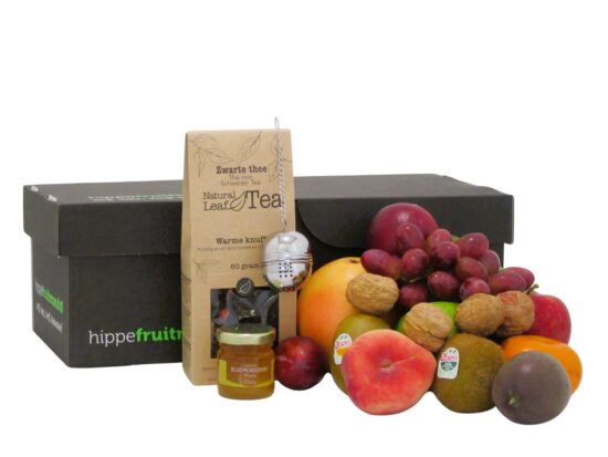 Verse fruitmand met seizoensfruit , zwarte thee en honing van Hippefruitmand
