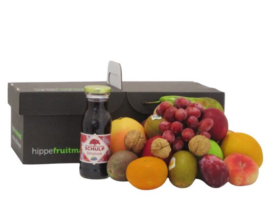 fruitmand gevuld met vers, handgeplukt fruit en een flesje Schulp druivensap van Hippefruitmand.nl.