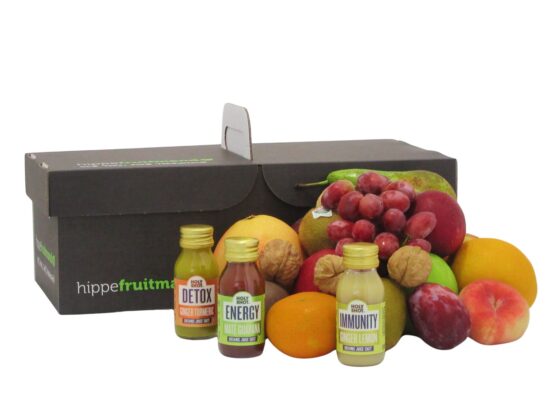 fruitmand 'Small' van Hippefruitmand.nl, rijkelijk gevuld met vers, kleurrijk fruit en drie flesjes gember-gembershots