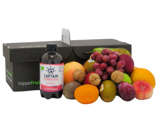 Luxe fruitmand gevuld met vers fruit en een flesje biologische Gutsy Captain Kombucha Raspberry