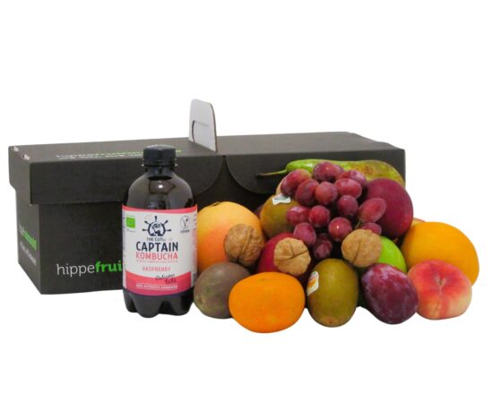Luxe fruitmand gevuld met vers fruit en een flesje biologische Gutsy Captain Kombucha Raspberry