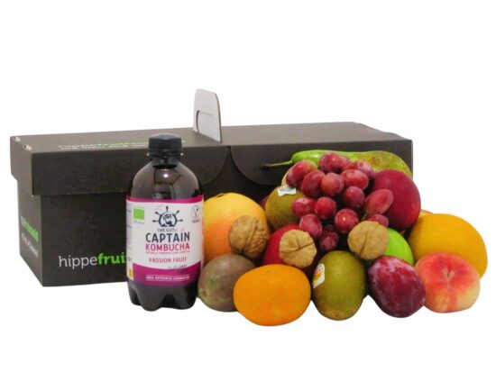 Luxe fruitmand gevuld met vers fruit en een flesje biologische Gutsy Captain Kombucha Passion Fruit