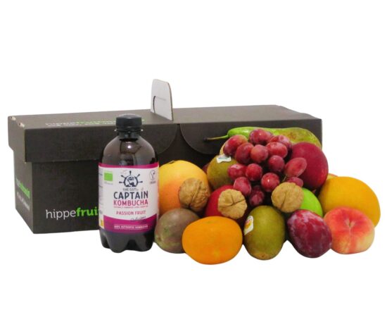 Luxe fruitmand gevuld met vers fruit en een flesje biologische Gutsy Captain Kombucha Passion Fruit