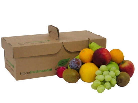 Fruitmand Puur Natuur met vers seizoensfruit in duurzame kartonnen doos van hippefruitmand.nl