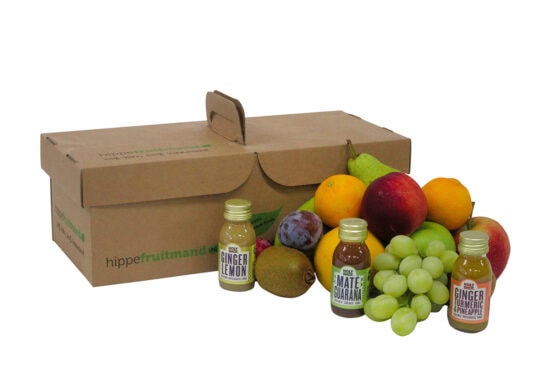 Fruitmand Puur Natuur met vers seizoensfruit en 3 flesjes Gingershots in duurzame kartonnen doos van hippefruitmand.nl