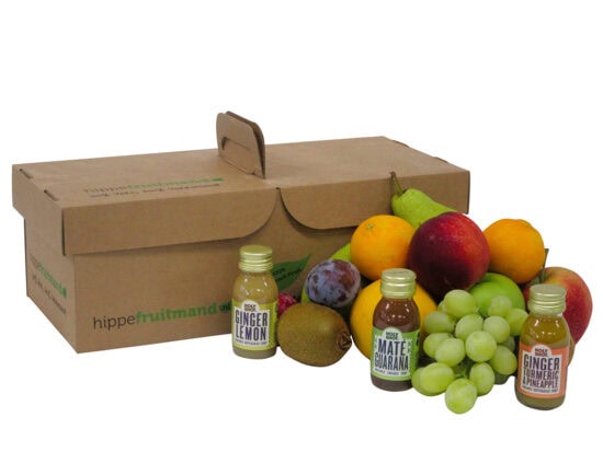 Fruitmand Puur Natuur met vers seizoensfruit en 3 flesjes Gingershots in duurzame kartonnen doos van hippefruitmand.nl
