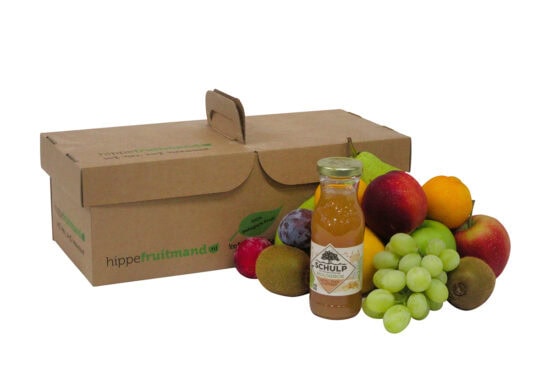 Fruitmand Puur Natuur met vers seizoensfruit en flesje Schulp appel- peer- gembersap in duurzame kartonnen doos van hippefruitmand.nl
