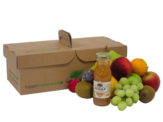 Fruitmand Puur Natuur met vers seizoensfruit en flesje Schulp appel- peer- gembersap in duurzame kartonnen doos van hippefruitmand.nl