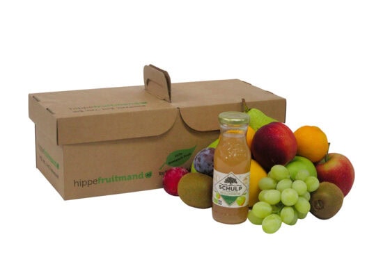 Fruitmand Puur Natuur met vers seizoensfruit en flesje Schulp appelsap in duurzame kartonnen doos van hippefruitmand.nl