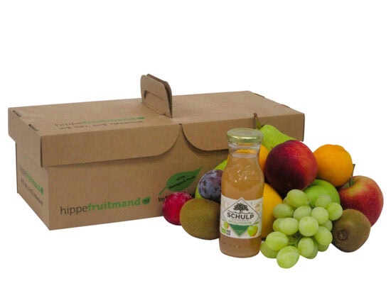 Fruitmand Puur Natuur met vers seizoensfruit en flesje Schulp appelsap in duurzame kartonnen doos van hippefruitmand.nl