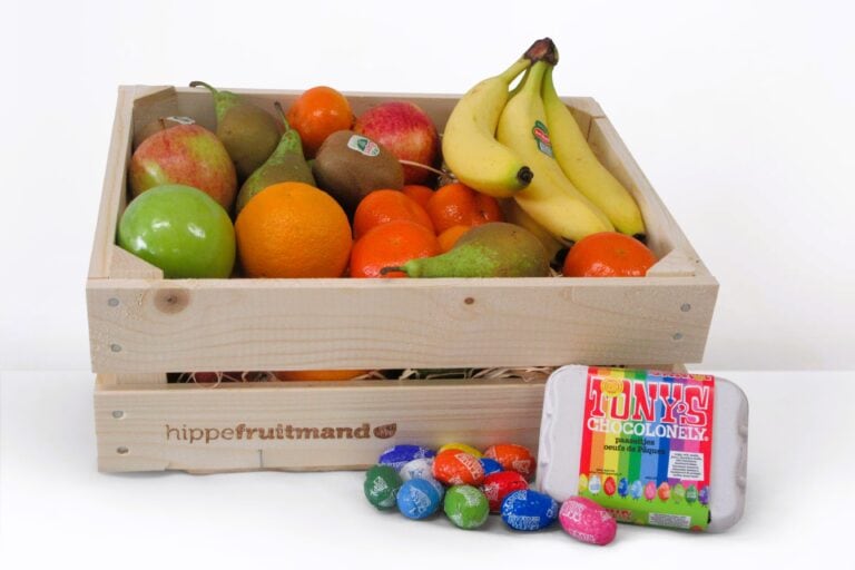 Fruit Uitdeelbox Pasen met vers fruit en Tony’s Chocolonely paaseitjes
