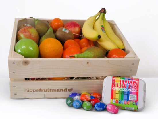 Fruit Uitdeelbox Pasen met vers fruit en Tony’s Chocolonely paaseitjes