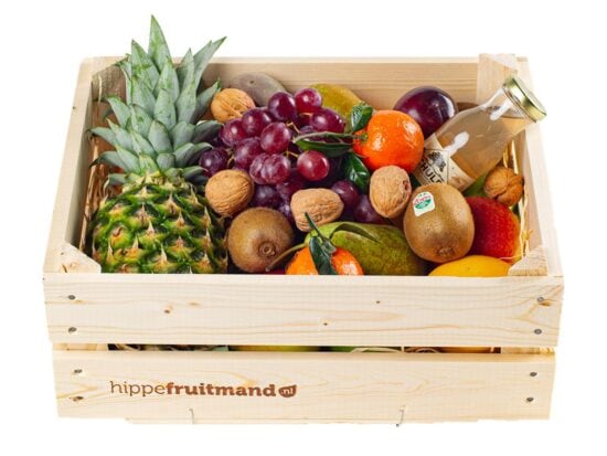 Fruitkist Groot met vers seizoensfruit en sap in luxe houten kist van Hippefruitmand.nl