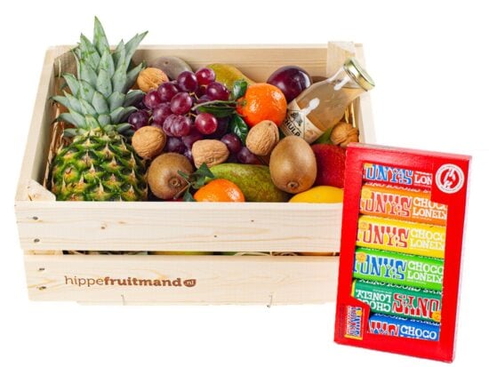 Fruitkist Groot met vers seizoensfruit, sap en Tony's Chocolonely proeverijtje in luxe houten kist van Hippefruitmand.nl