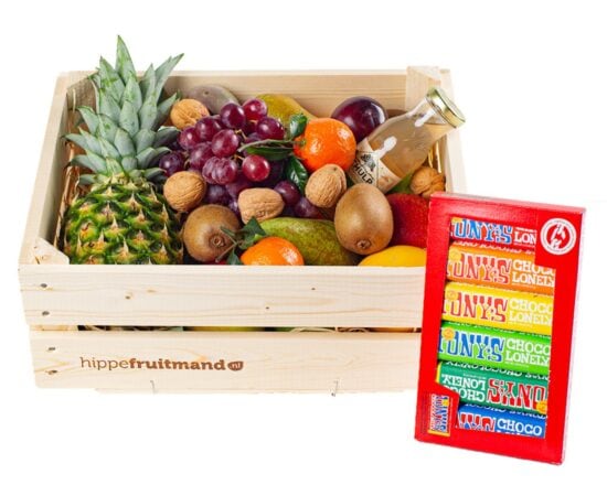 Fruitkist Groot met vers seizoensfruit, sap en Tony's Chocolonely proeverijtje in luxe houten kist van Hippefruitmand.nl