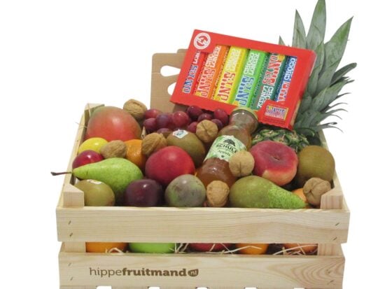 Fruitkist Groot met vers seizoensfruit, sap en Tony's Chocolonely proeverijtje in luxe houten kist van Hippefruitmand.nl