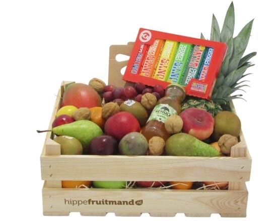 Fruitkist Groot met vers seizoensfruit, sap en Tony's Chocolonely proeverijtje in luxe houten kist van Hippefruitmand.nl