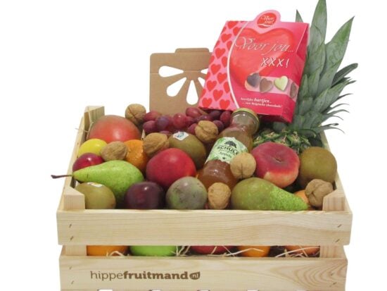 Fruitkist Groot met vers seizoensfruit, sap en chocolade hartjes in luxe houten kist van Hippefruitmand.nl