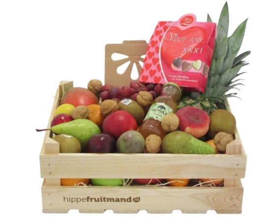 Fruitkist Groot met vers seizoensfruit, sap en chocolade hartjes in luxe houten kist van Hippefruitmand.nl