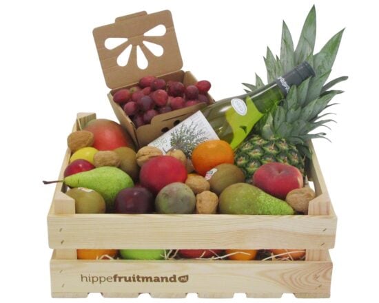Fruitkist Groot met witte wijn in houten krat, gevuld met mango, ananas, druiven, peren, appels, kiwi en walnoten van hippefruitmand.nl