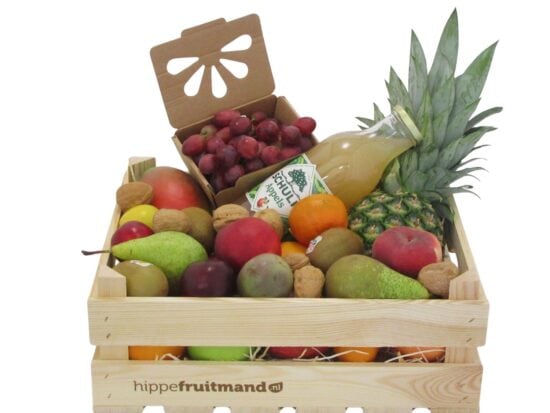 Fruitkist Groot met appelsap in houten krat, gevuld met mango, ananas, druiven, peren, appels, kiwi en walnoten van hippefruitmand.nl
