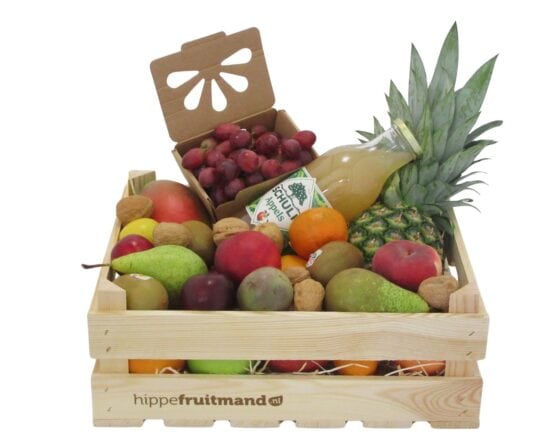 Fruitkist Groot met appelsap in houten krat, gevuld met mango, ananas, druiven, peren, appels, kiwi en walnoten van hippefruitmand.nl