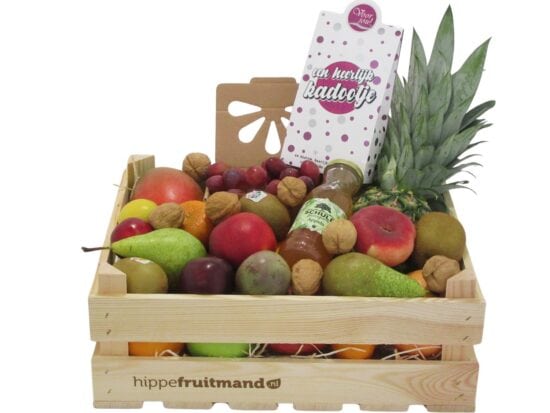 Fruitkist 'Een Heerlijk Kadootje' in houten krat met mango, druiven, peren, appels, kiwi, ananas, walnoten en Schulp appelsap