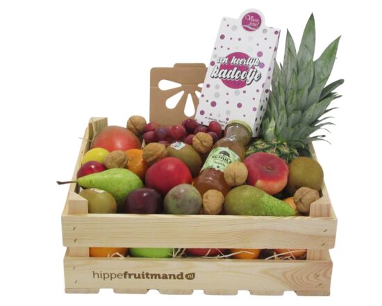 Fruitkist 'Een Heerlijk Kadootje' in houten krat met mango, druiven, peren, appels, kiwi, ananas, walnoten en Schulp appelsap