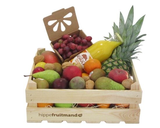 Fruitkist Groot met sinaasappelsap in houten krat, gevuld met mango, ananas, druiven, peren, appels, kiwi en walnoten van hippefruitmand.nl