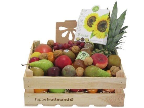 Grote luxe fruitkist Van Harte Beterschap in houten krat met mango, druiven, peren, appels, kiwi, ananas, walnoten, Schulp appelsap en Belgische chocolade bloemen