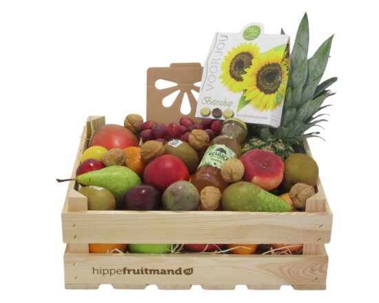 Grote luxe fruitkist Van Harte Beterschap in houten krat met mango, druiven, peren, appels, kiwi, ananas, walnoten, Schulp appelsap en Belgische chocolade bloemen