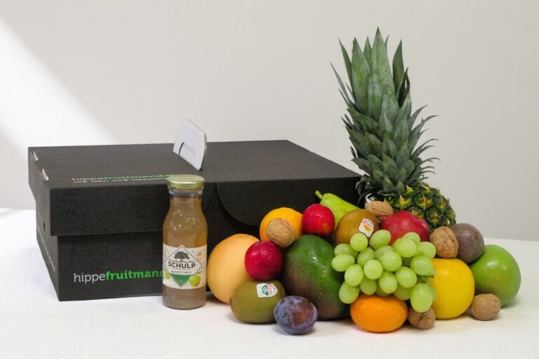 hippe fruitmand Groot met vers seizoensfruit en Schulp appelsap, luxe en duurzaam fruitcadeau